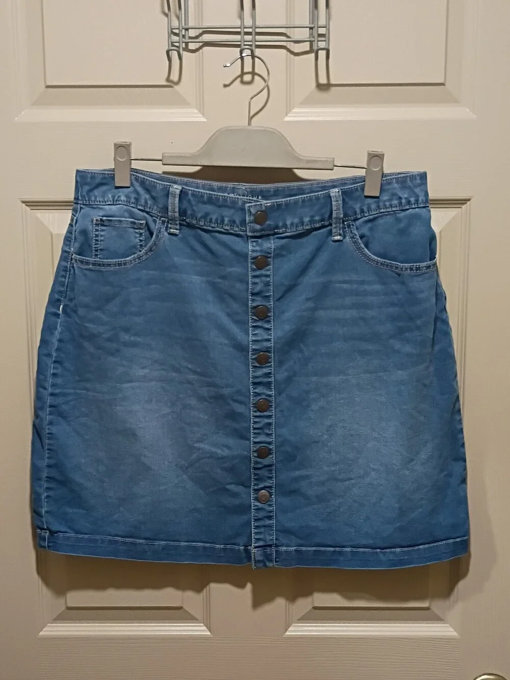 Boutique Plus denim skirt featuring a button-front design 16w GUC